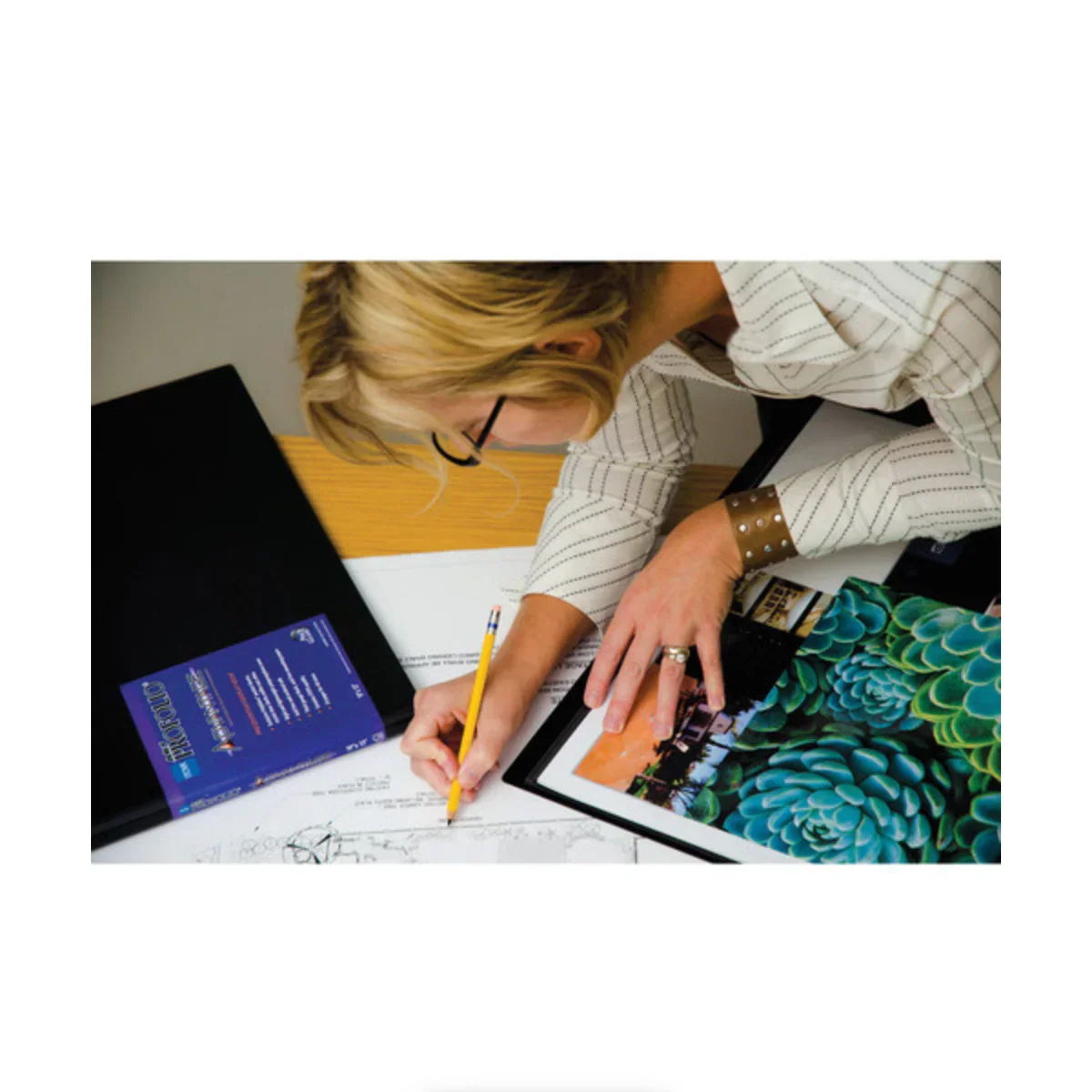 Itoya Art Profolio Advantage Presentation/Display Book (11 x 17", Black) - Image 4