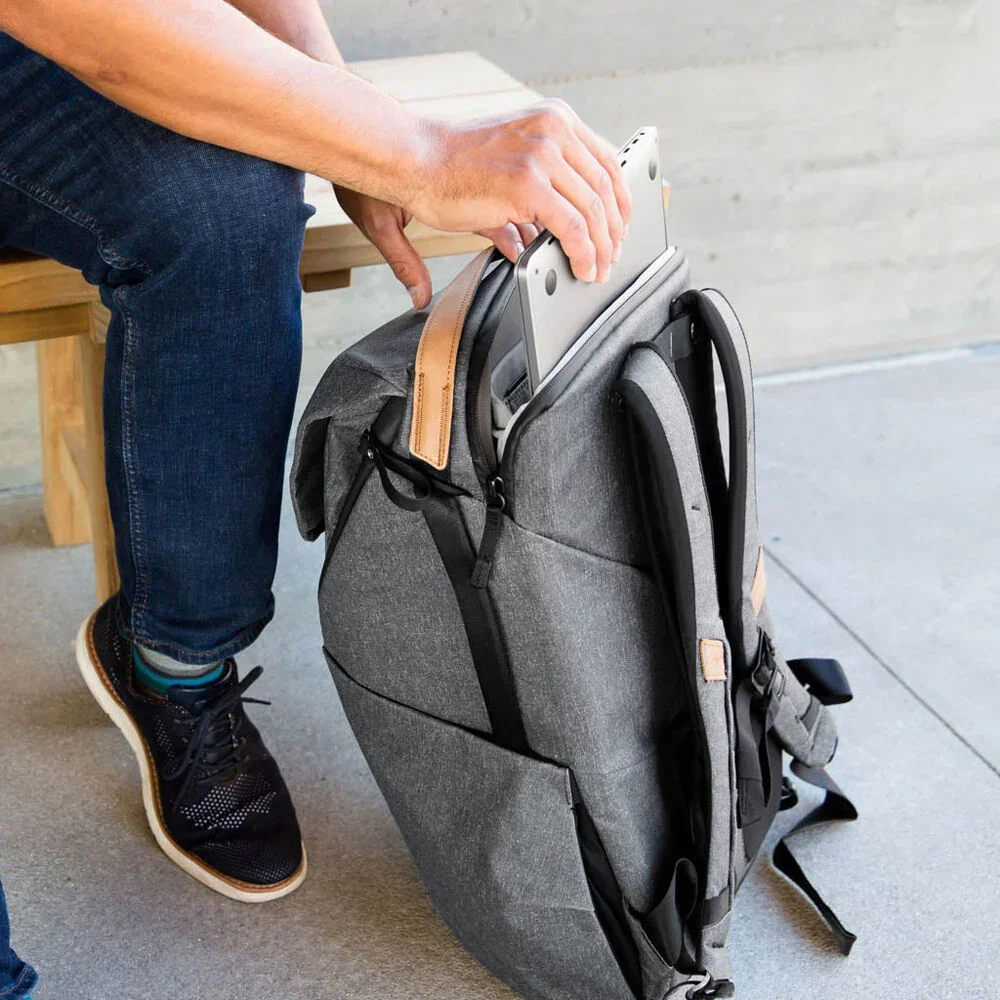 Peak Design Everyday Backpack v2 (20L, Charcoal) - Image 16