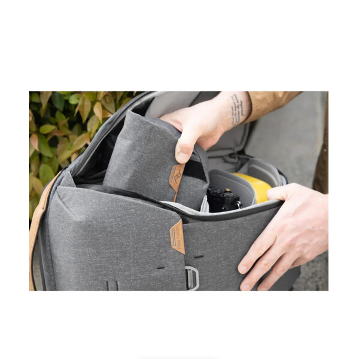 Peak Design Field Pouch v2 (Charcoal) - Image 15