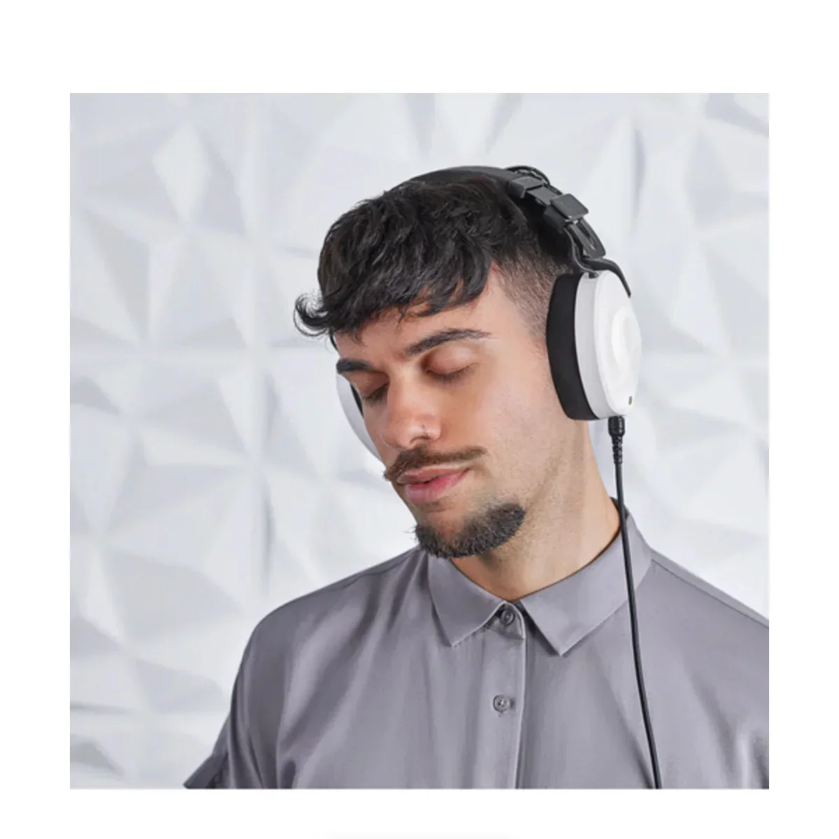 RODE NTH-100 Professional Closed-Back Over-Ear Headphones (White) - Image 4