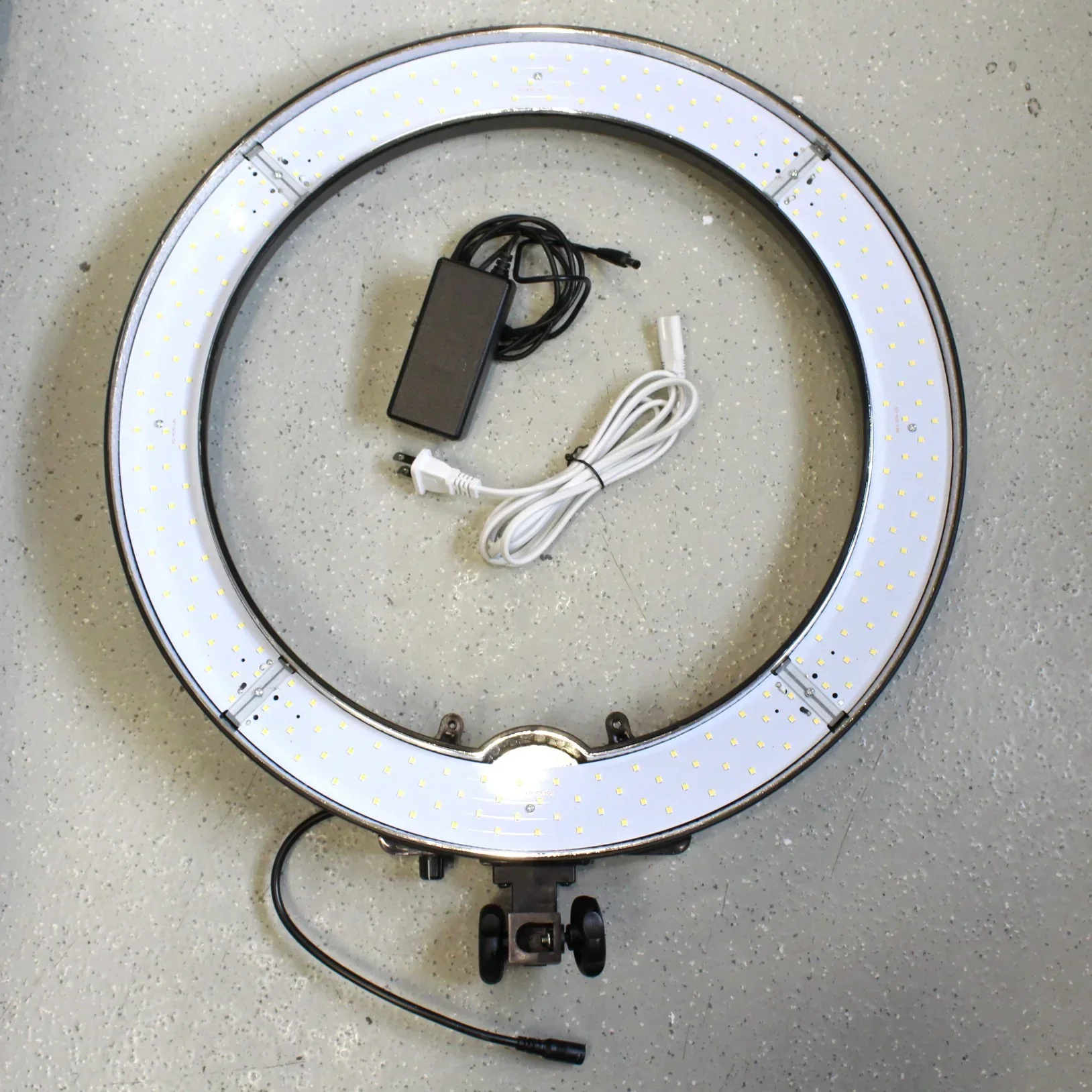 * USED * Savage Luminous Pro LED Ring Light
